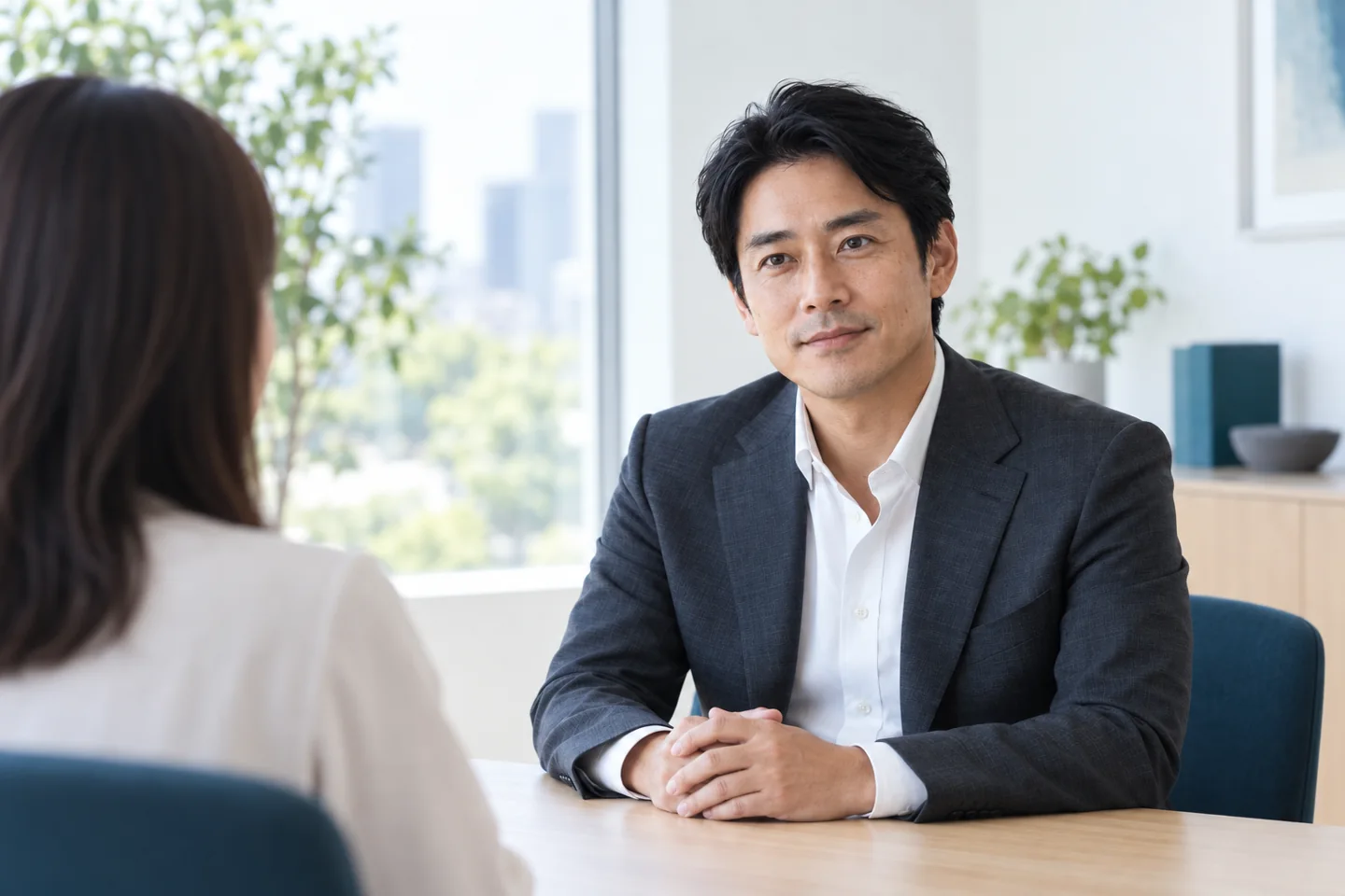 明るい相談室で話を聞く架空の男性弁護士