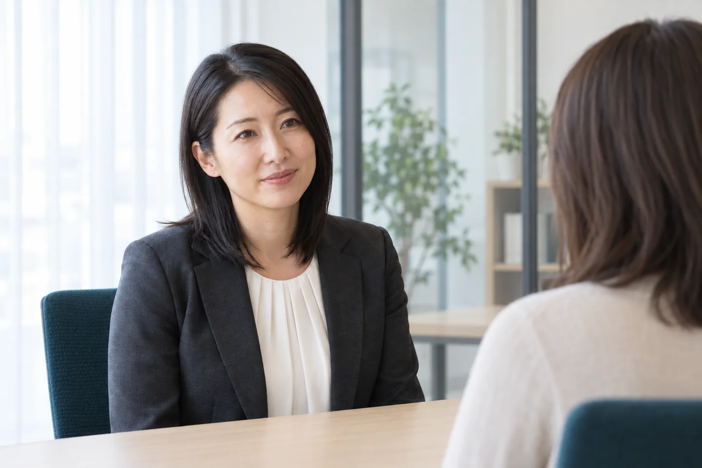 相談者の話に耳を傾ける架空の女性弁護士